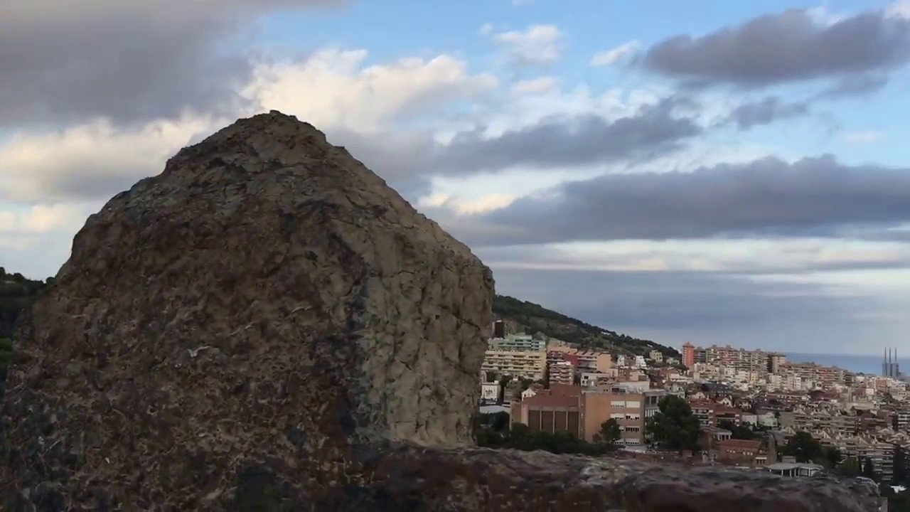 Explorar el Parc Guell con el Turo de les Tres Creus - Guía Completa