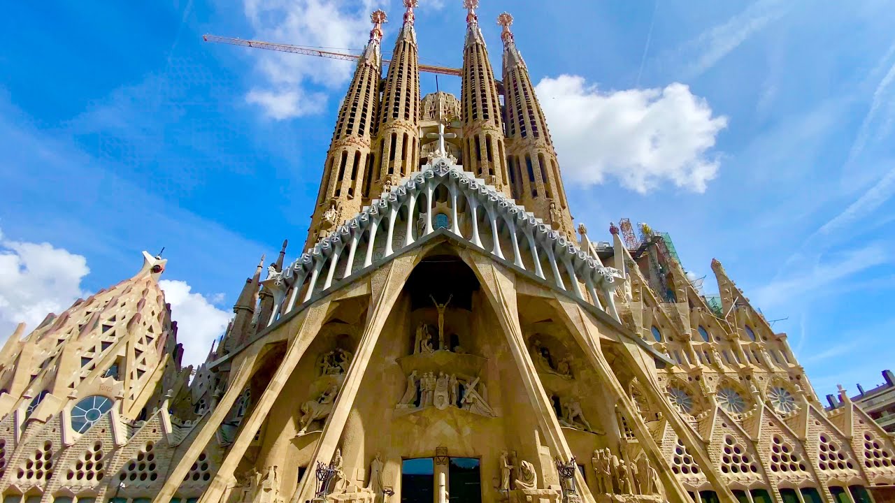 Visit the Iconic Basilica of Sagrada Familia