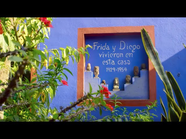 A Look Inside the Casa Azul: Decorating a Blue House