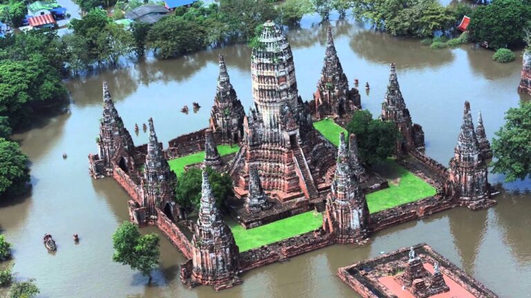 Exploring the Historic Ruins of Chaiwatthanaram Temple