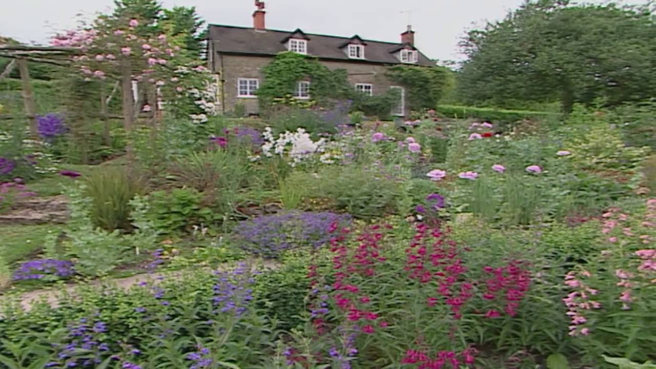 Cozy English Garden Cottage - A Perfect Getaway