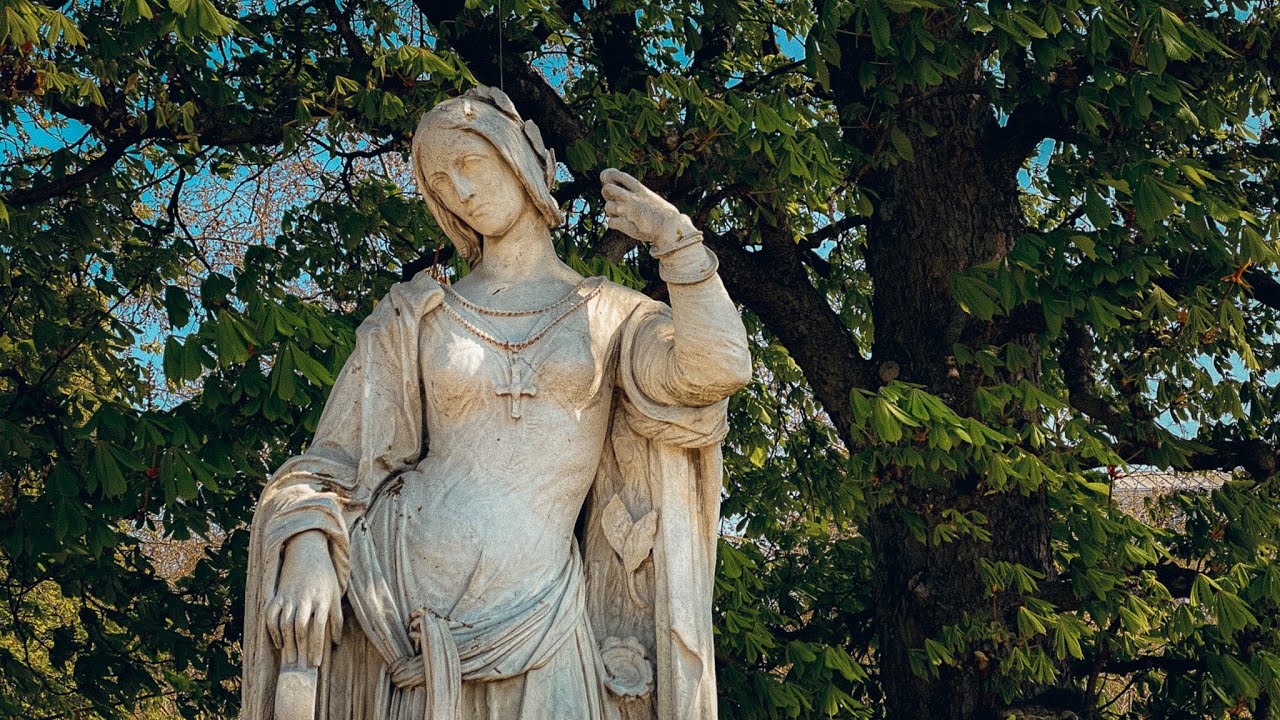 Explore the Statues of Luxembourg Gardens